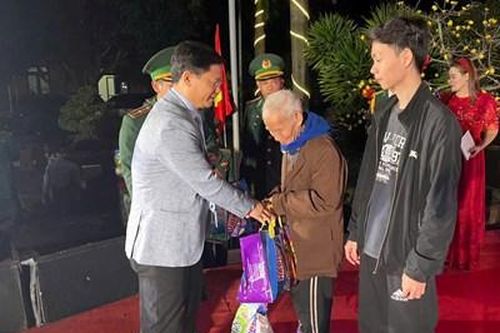 Chương trình Xuân Biên cương trao 300 phần quà Tết đến gia đình chính sách, gia đình khó khăn