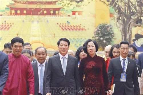 Chủ tịch nước và Phu nhân dâng hương tại Điện Kính Thiên