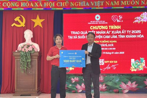 Trao tặng 300 suất quà cho người dân xã Suối Cát