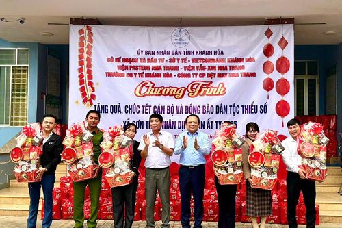 Lãnh đạo UBND tỉnh cùng các sở, ban ngành thăm, tặng quà đồng bào nghèo xã Sơn Thái