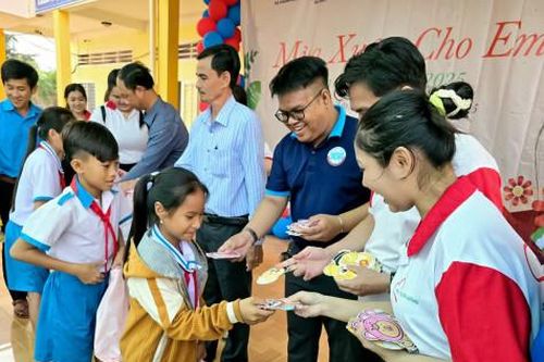 'Mùa xuân cho em' năm 2025: Mang tết sớm cho học sinh khó khăn