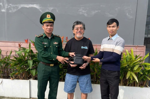 Biên phòng cửa khẩu cảng Đà Nẵng bàn giao tài sản cho du khách nước ngoài