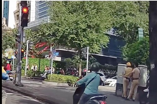 Đèn tín hiệu giao thông ở trung tâm TPHCM 'nhảy múa'