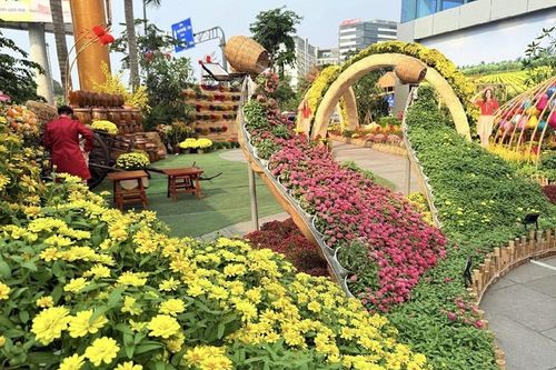 Đường hoa 4 tỷ đồng thu hút người dân TP.HCM tham quan, chụp ảnh