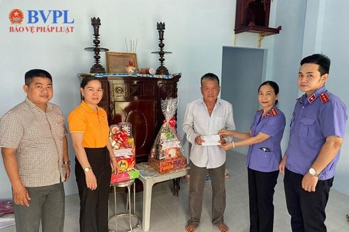 VKSND huyện Nhà Bè phối hợp thăm, tặng quà gia đình chính sách, hộ gia đình khó khăn