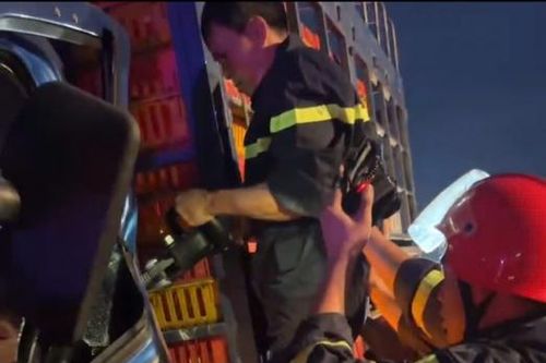 Cảnh sát giải cứu thành công tài xế bị TNGT trên đường cao tốc Đà Nẵng – Quảng Ngãi.