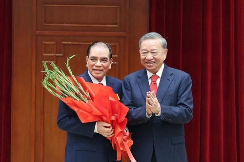 Tặng Huân chương Sao vàng cho nguyên Tổng Bí thư Nông Đức Mạnh và nguyên Thủ tướng Nguyễn Tấn Dũng