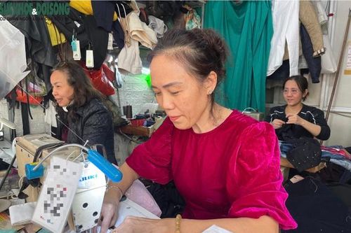 Thợ sửa quần áo 'cày' không hết việc dịp cận Tết