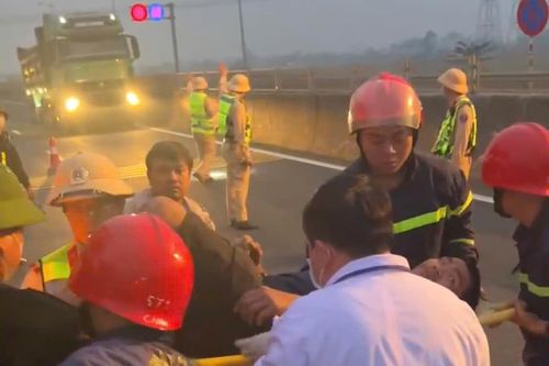 Cứu tài xế kẹt ca-bin xe sau tai nạn