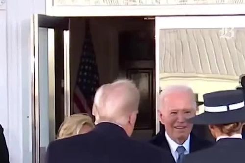 Vợ chồng ông Trump và ông Biden chụp ảnh lưu niệm trước Nhà Trắng