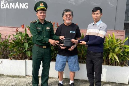 Biên phòng Cửa khẩu cảng Đà Nẵng bàn giao tài sản cho du khách nước ngoài