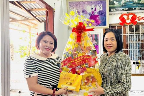 Chủ tịch UBMTTQ Việt Nam tỉnh Trần Thu Mai thăm và chúc Tết gia đình các quân nhân đang công tác tại Trường Sa