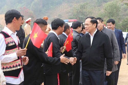 Phó Thủ tướng Chính phủ Bùi Thanh Sơn dự lễ đóng điện tại bản Nặm Cứm