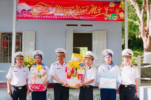 Phó Tư lệnh Vùng 4 Hải quân kiểm tra và chúc Tết tại các điểm đóng quân lẻ Lữ đoàn 957