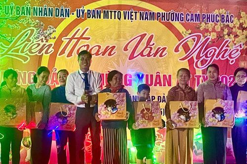 Phường Cam Phúc Bắc trao 70 suất quà cho hộ nghèo