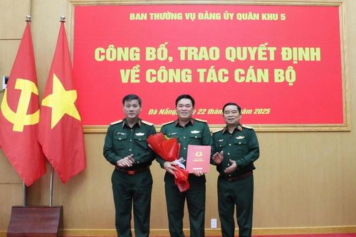 Đại tá Đinh Văn Hưng giữ chức vụ Chính ủy Bộ Chỉ huy Quân sự tỉnh Khánh Hòa