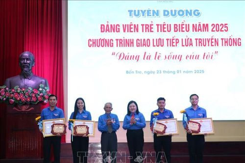 Tiếp lửa truyền thống cho đảng viên trẻ