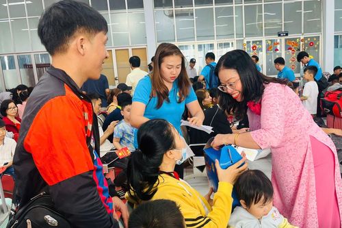 TP Hồ Chí Minh: Tiễn 500 gia đình công nhân về quê đón Tết trên 'Chuyến tàu 0 đồng'