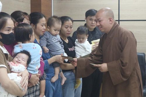Trao quà Tết cho bệnh nhân nghèo