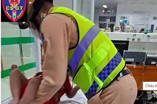 CSGT mở đường, ứng cứu cháu bé 3 tuổi bị sốt co giật