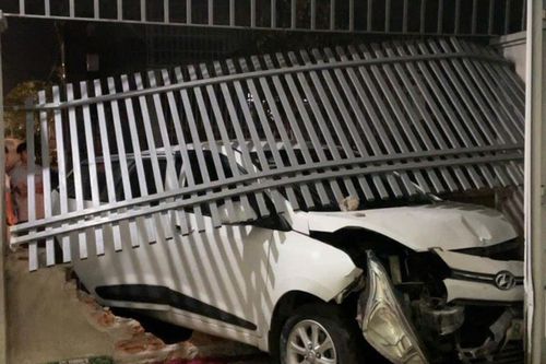 Pleiku: Ô tô đâm vào nhà dân lúc rạng sáng