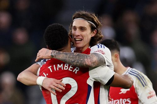 Arsenal giành 3 điểm trong trận cầu có 2 thẻ đỏ