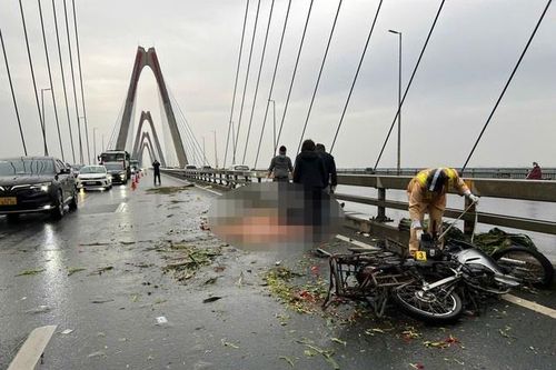 Tai nạn trên cầu Nhật Tân lúc sáng sớm, một người tử vong