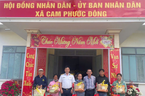 Lữ đoàn 685 tặng quà các gia đình chính sách tại xã Cam Phước Đông