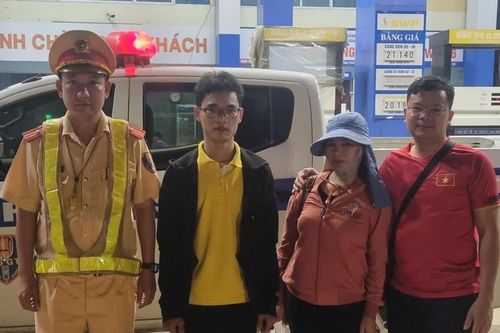 CBCS Trạm CSGT Đức Phổ giúp đỡ 2 người dân kịp trở về đoàn tụ với gia đình trước Tết Nguyên đán Ất Tỵ 2025
