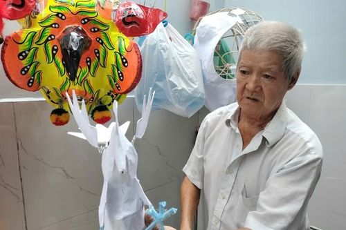 Người nghệ nhân gần nửa thế kỷ gìn giữ nghề chế tác đầu lân