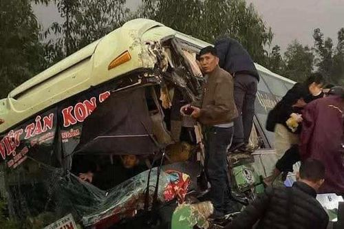 Va chạm với ô tô tải, xe chở khách lật nghiêng bên quốc lộ