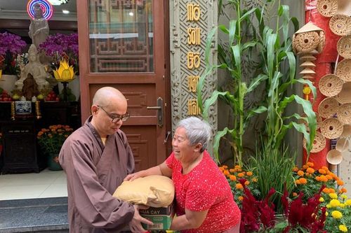 Chùa Trúc Lâm, Vạn Quốc (Q.3), Bửu Đà (Q.10) chia sẻ những phần quà Tết đến người khó khăn