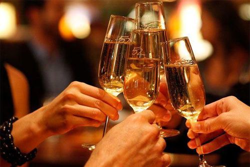 4 điều nên làm và 6 điều không nên làm khi uống rượu ngày Tết