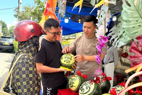 Điêu khắc dưa hấu nghệ thuật hút khách dịp Tết