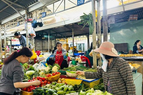 Nha Trang: Nhiều loại rau củ, trái cây giá tăng mạnh