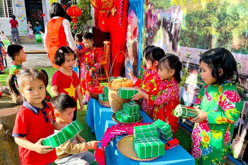 Trao truyền nét đẹp ngày Tết cổ truyền