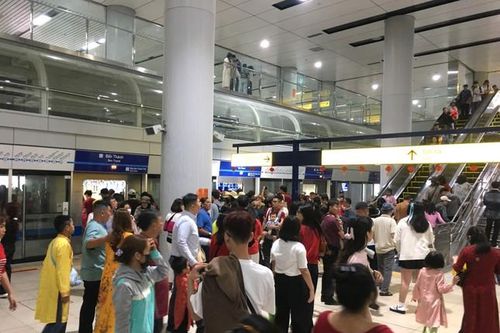 Metro số 1 nhộn nhịp ngày đầu năm Ất Tỵ: Du xuân thư thái, không lo nắng nóng