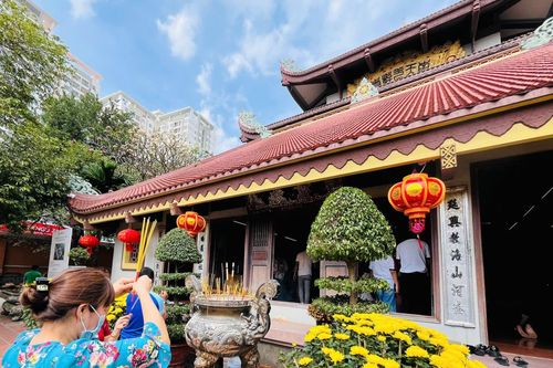 Người dân đi lễ chùa cầu bình an trong ngày mùng 1 Tết