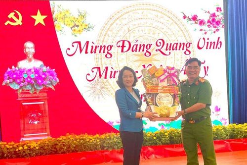 Lực lượng vũ trang thăm, chúc Tết Huyện ủy Chợ Mới