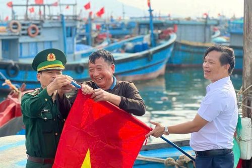 Lính Biên phòng ăn Tết cùng ngư dân