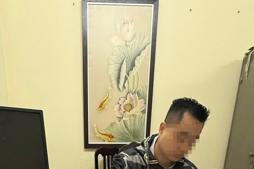 Cảnh sát giao thông TP Hà Nội xử phạt tài xế dùng băng dính che biển số