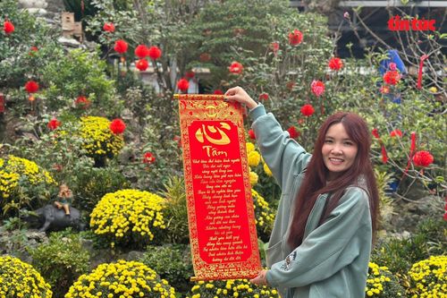 Người dân nô nức du xuân đầu năm mới tại khu di tích Phủ Giầy, Nam Định