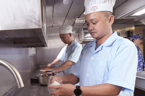 Những 'anh nuôi' trên chuyến tàu vượt Ấn Độ Dương