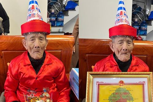Cụ ông 112 tuổi ở Nghệ An chống gậy nhận chúc thọ trong ngày đầu năm mới