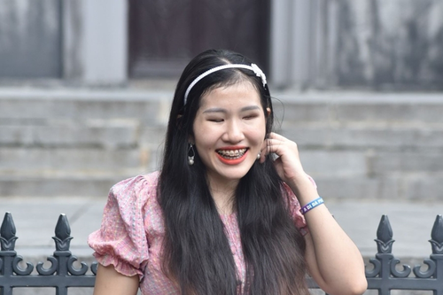 Hành trình không ngừng vươn lên của nữ sinh viên khiếm thị