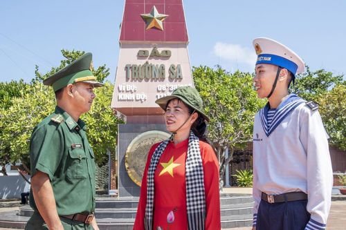 Đón Tết giữa muôn trùng sóng vỗ