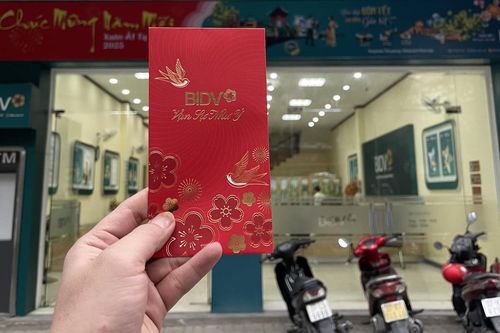 Khách 'săn' lì xì tiền mặt ngân hàng đầu năm