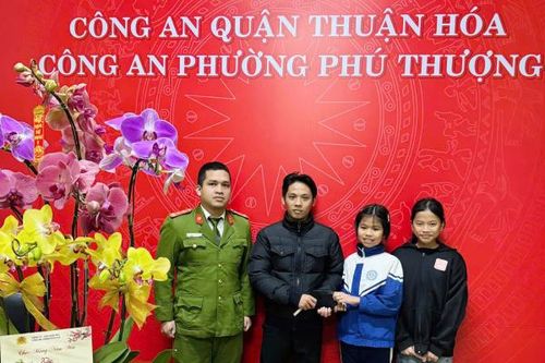 Nhặt được tài sản liền nhờ Công an phường trả lại cho người đánh rơi