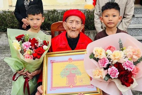 Cụ ông 112 tuổi có 29 cháu, 73 chắt và 4 chút tự chống gậy đi dự lễ mừng thọ