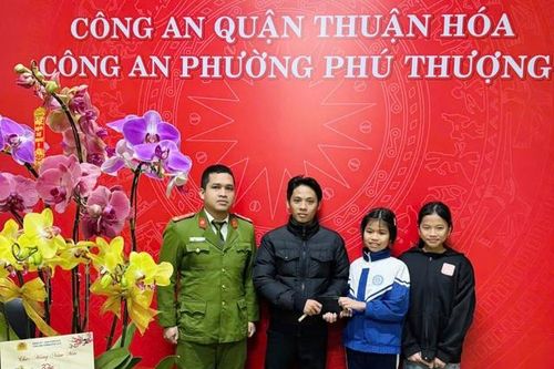 Liên tiếp trao trả tài sản cho người dân, du khách đánh rơi dịp Tết